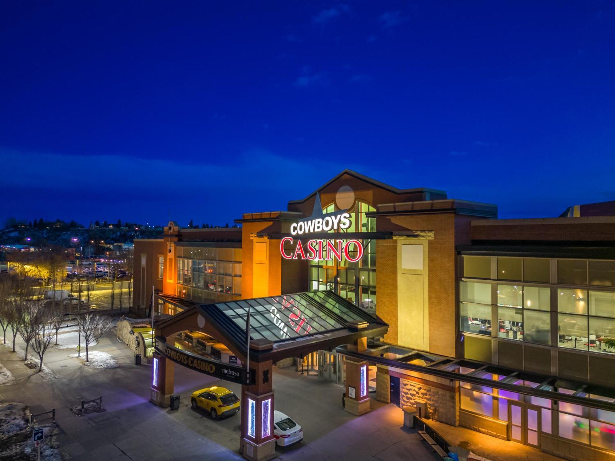 Unbeatable Downtown Experience- Walk To Bars, Casino, Stampede & Saddledome Plus Bonus Banff Pass, Parking & Wine! YYC Buitenkant foto