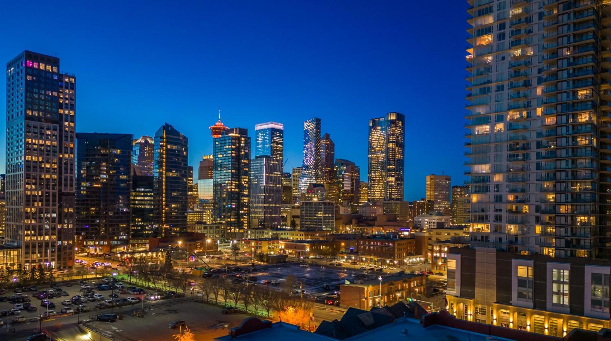 Unbeatable Downtown Experience- Walk To Bars, Casino, Stampede & Saddledome Plus Bonus Banff Pass, Parking & Wine! YYC Buitenkant foto
