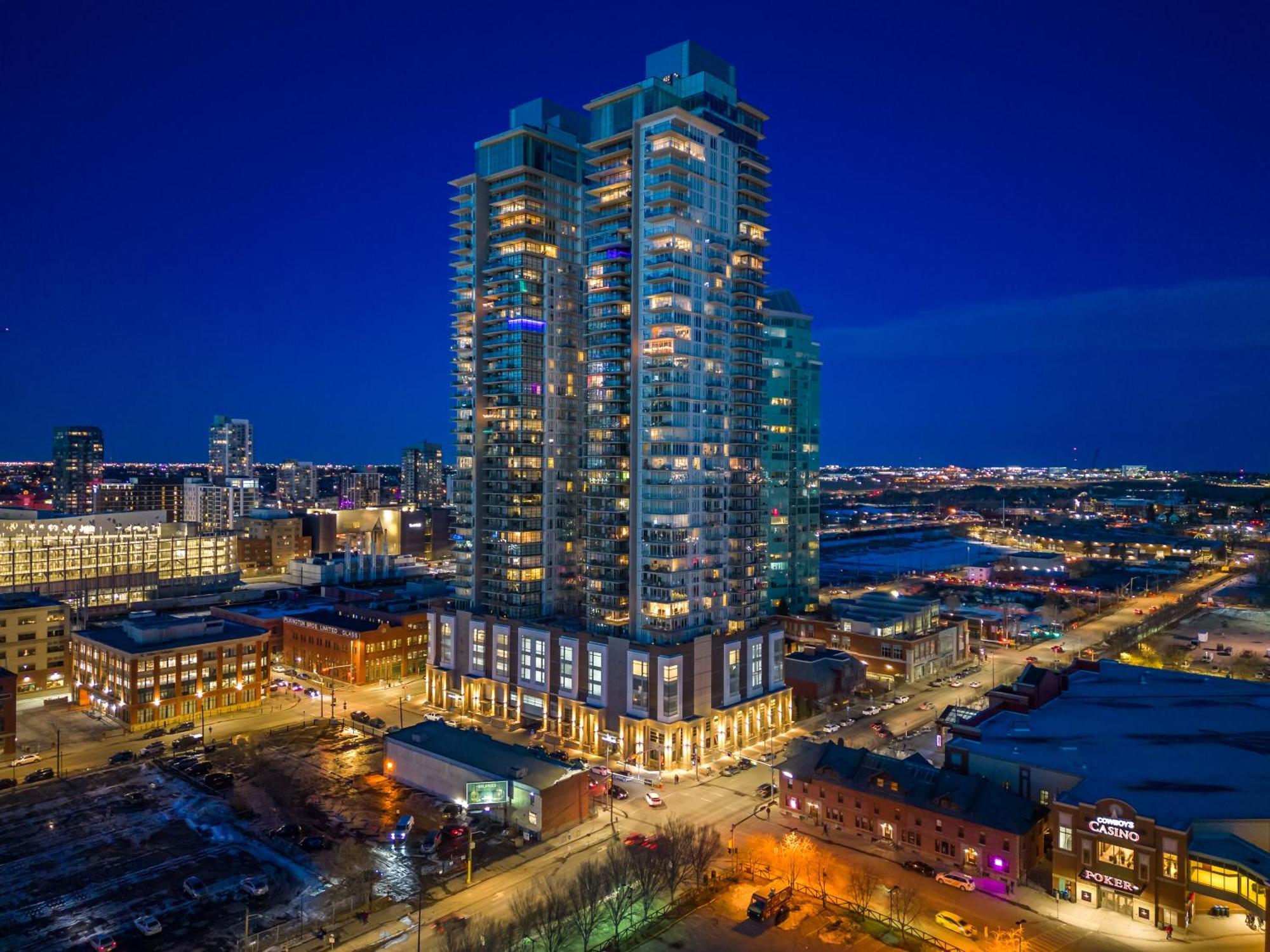 Unbeatable Downtown Experience- Walk To Bars, Casino, Stampede & Saddledome Plus Bonus Banff Pass, Parking & Wine! YYC Buitenkant foto